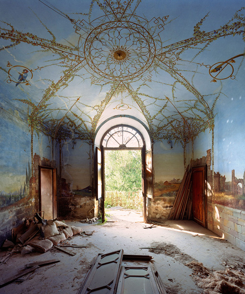 thomas jorion documents the ornate interiors of italy's abandoned architecture