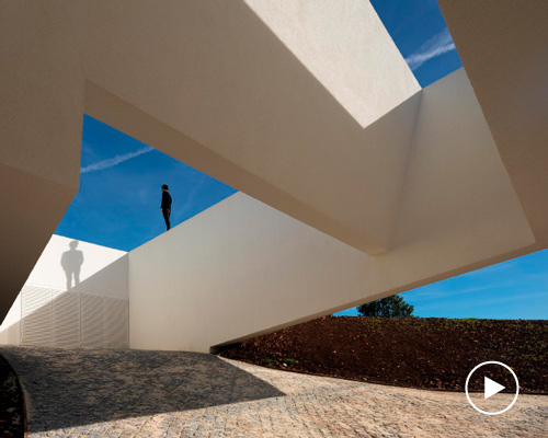 vítor vilhena aligns all-white dwelling with the landscape of southern portugal