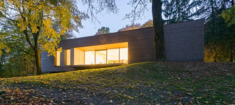 081 architekci forms timber-clad 'house in the woods' in poland designboom