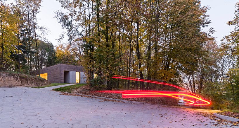 081 architekci forms timber-clad 'house in the woods' in poland designboom