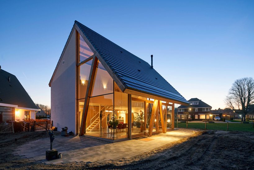RV architecture completes gabled-roof wooden barnhouse in ...