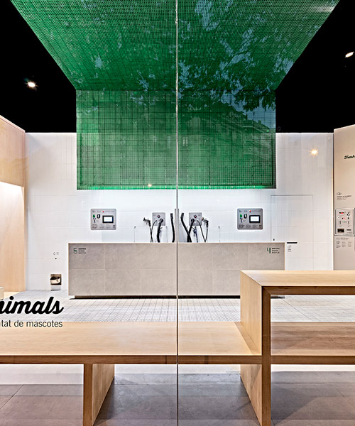 'fresh animals' by frederic perers is a self-service petcare center in barcelona