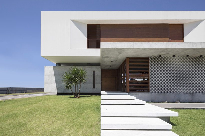 martins lucena arquitetos forms concrete coastal house in brazil designboom