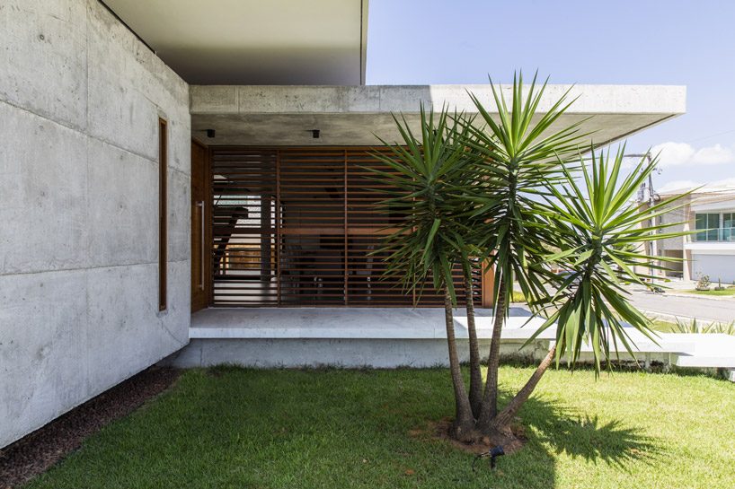 martins lucena arquitetos forms concrete coastal house in brazil designboom martins lucena arquitetos forms concrete coastal house in brazil designboom