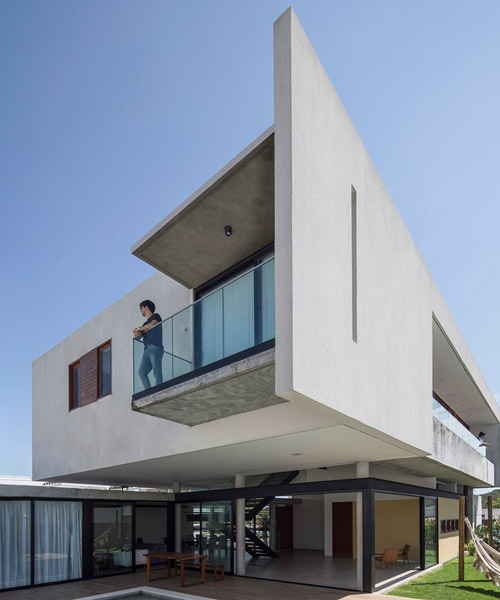 martins lucena arquitetos forms concrete coastal house in brazil