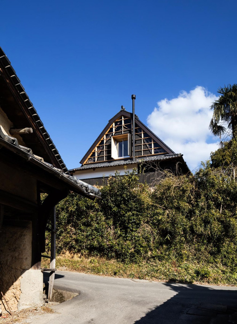 tadashi yoshimura breathes new life into thatched sloping roof of japanese residence