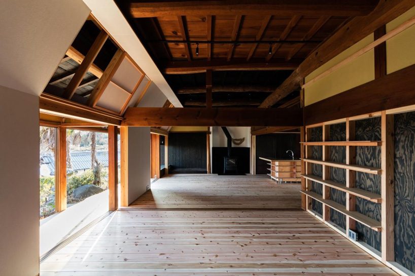tadashi yoshimura breathes new life into thatched sloping roof of japanese residence