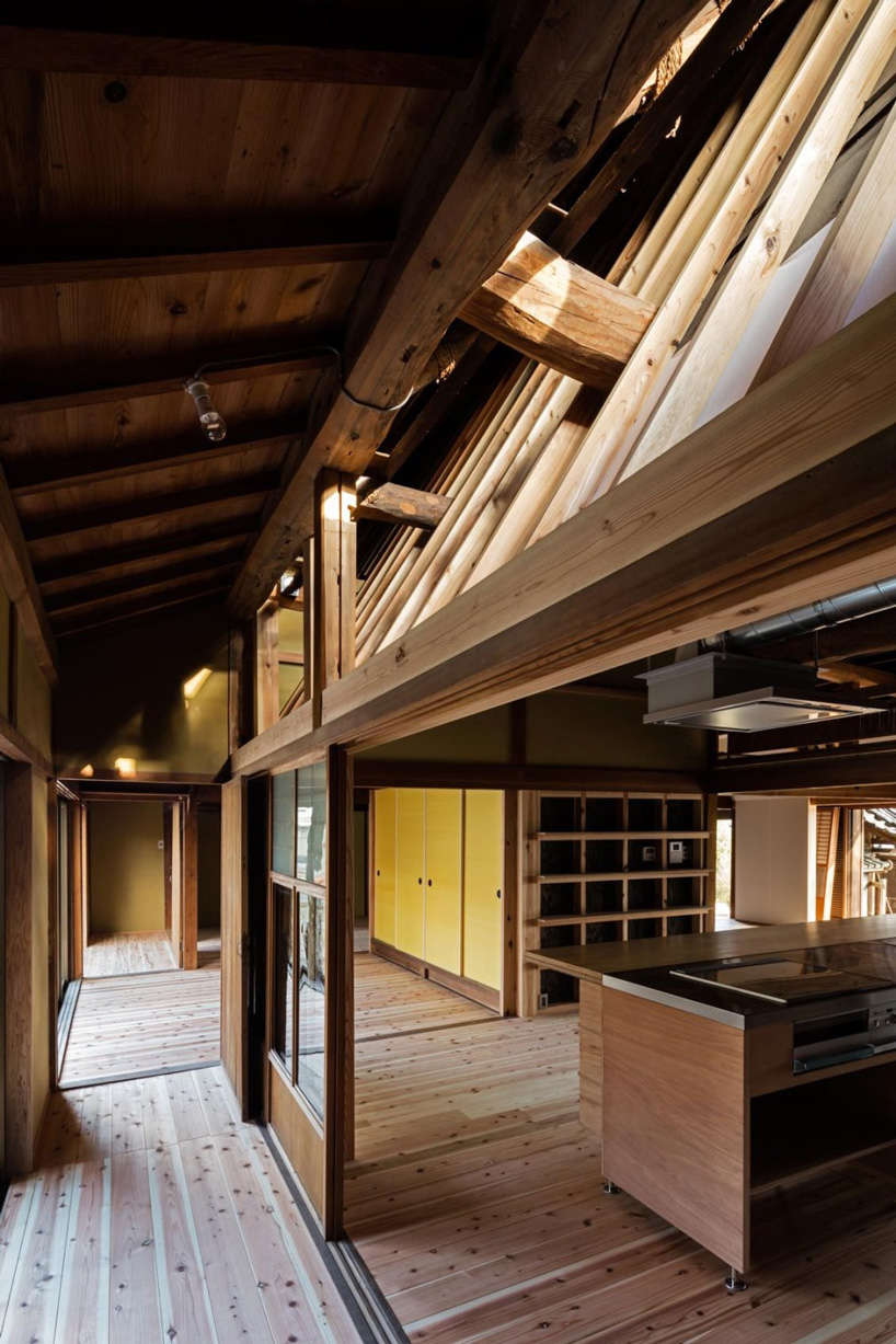 tadashi yoshimura breathes new life into thatched sloping roof of japanese residence