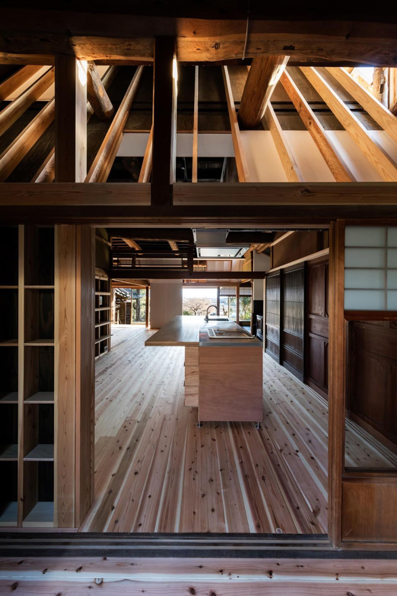 tadashi yoshimura breathes new life into thatched sloping roof of japanese residence