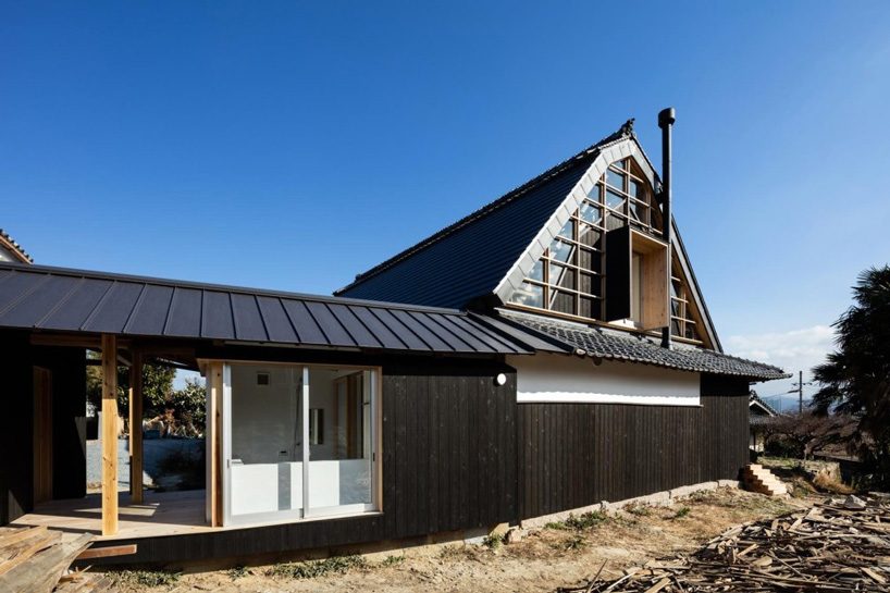 tadashi yoshimura breathes new life into thatched sloping roof of japanese residence