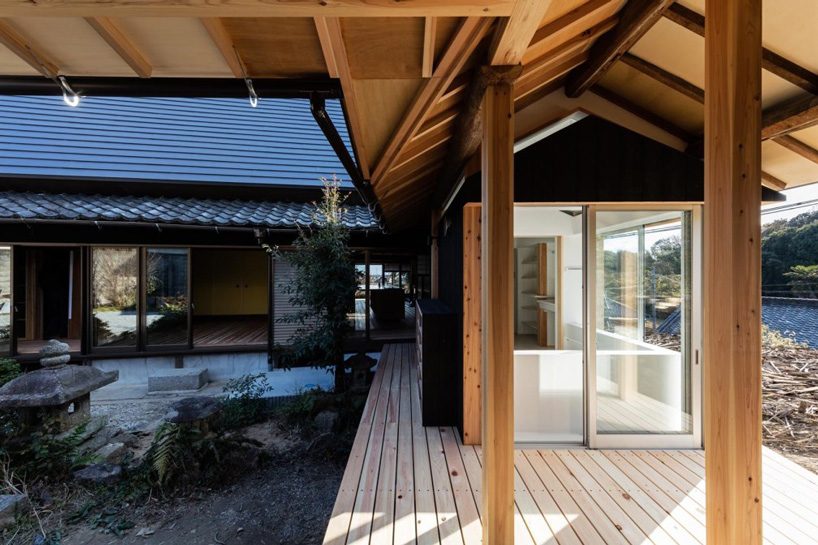 tadashi yoshimura breathes new life into thatched sloping roof of japanese residence