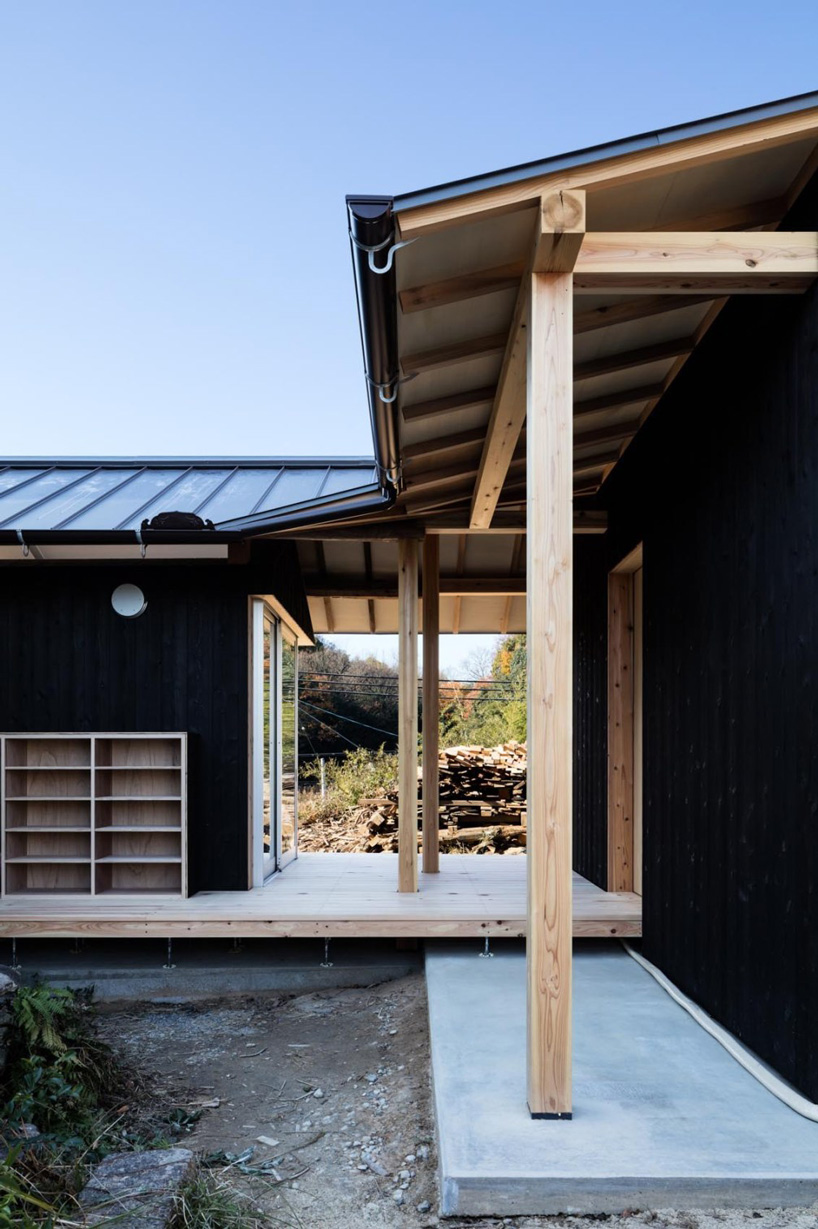 tadashi yoshimura breathes new life into thatched sloping roof of japanese residence