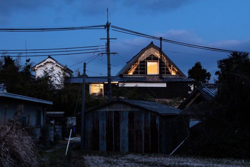 tadashi yoshimura breathes new life into thatched sloping roof of japanese residence