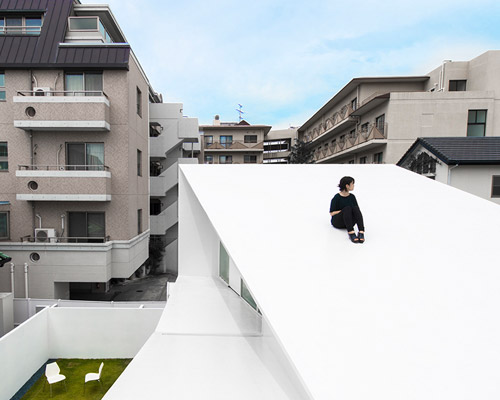 takashi yamaguchi applies sloping planes to create the folding house in japan