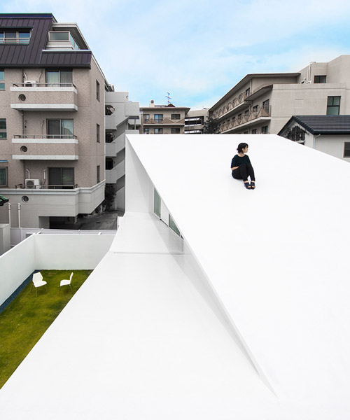 takashi yamaguchi applies sloping planes to create the folding house in japan