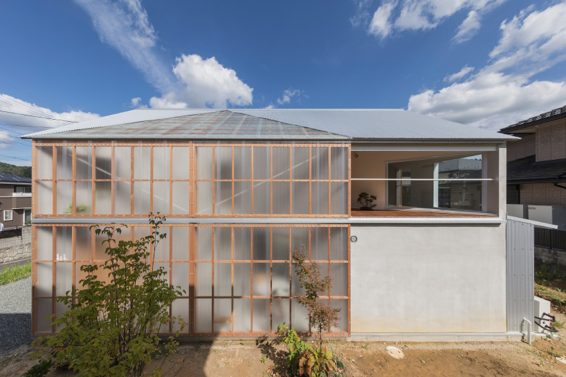 tato architects’ ‘house in sonobe’ features polycarbonate façade