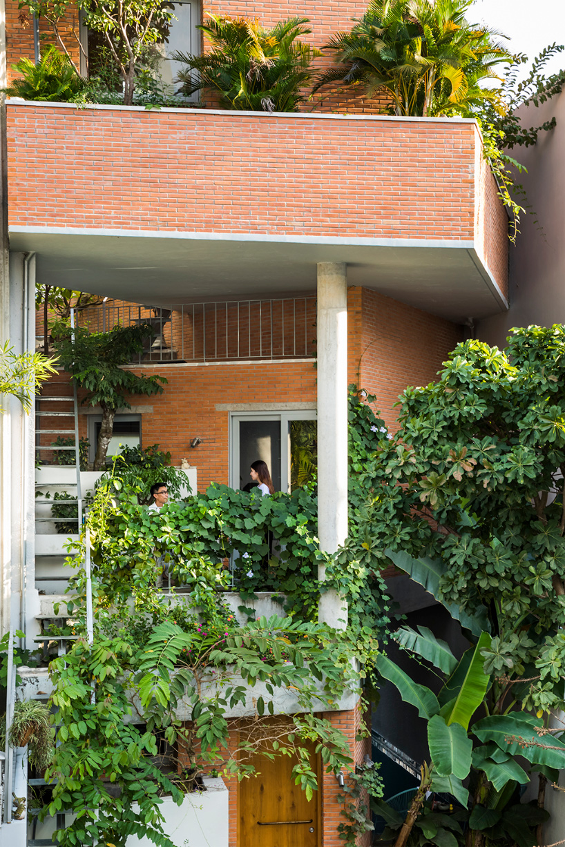 VTN architects tops ‘ha house’ in vietnam with one continuous garden