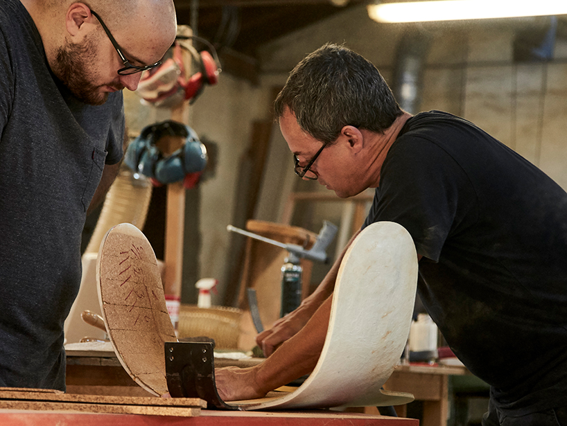 alki lan chair holds self-adjusting mechanisms within clean curving form