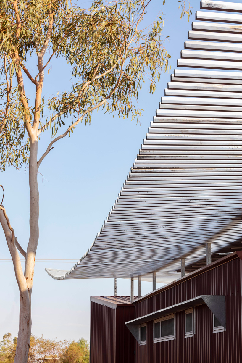 kaunitz yeung architecture builds two aboriginal health clinics in the australian desert