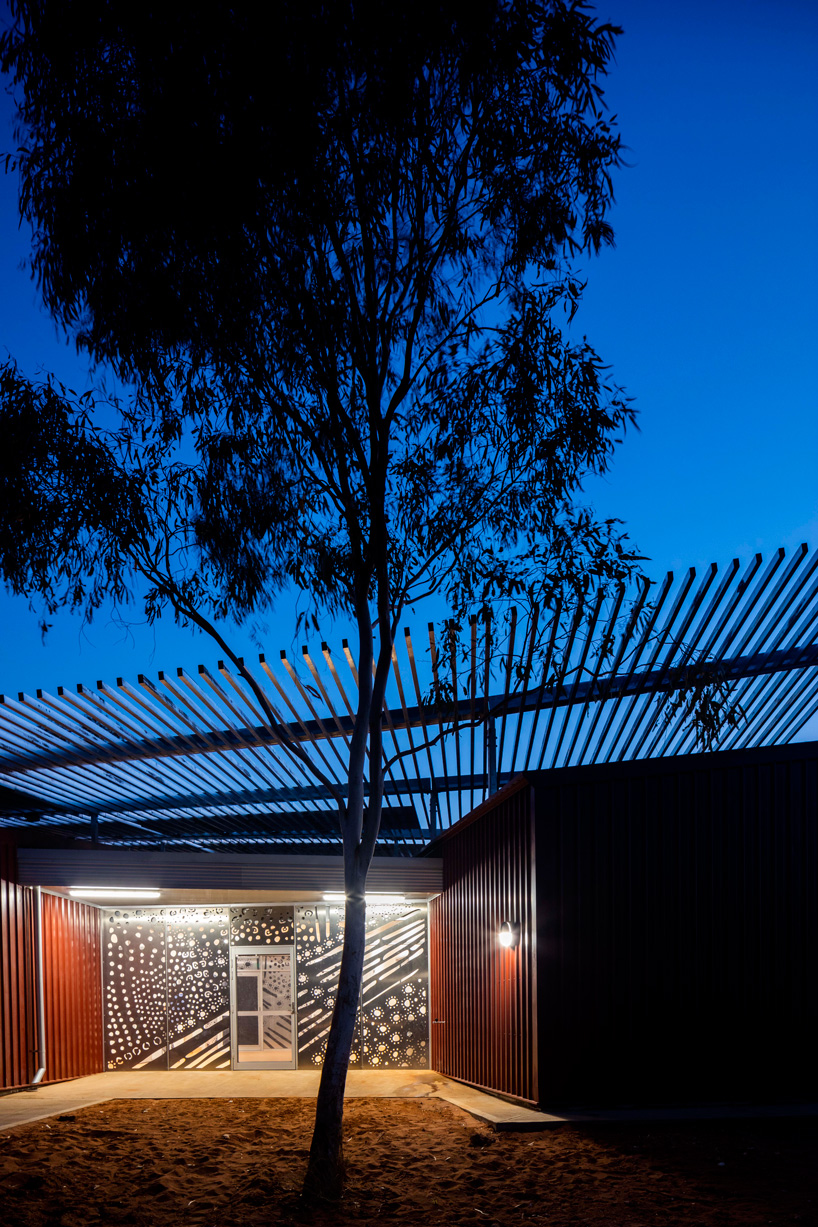 kaunitz yeung architecture builds two aboriginal health clinics in the australian desert