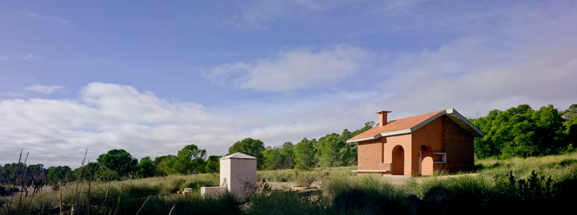 martin lejarraga restores ‘la casa del ángel’ shelter in rural spain