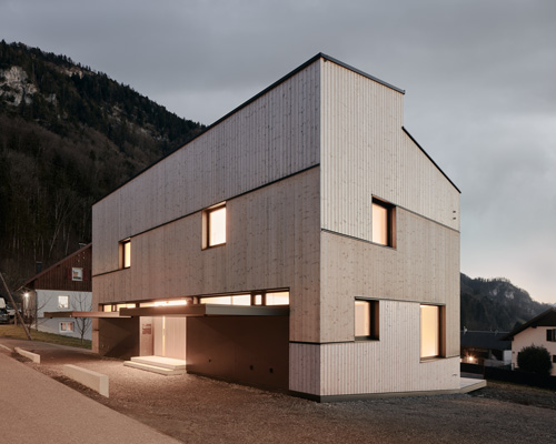 MWarchitekten constructs semi-detached timber house on austrian hillside