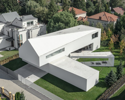 quadrant house by KWK promes has a rotating terrace that tracks the sun
