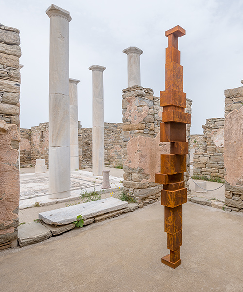 antony gormley repopulates ancient greek island of delos with sculptural iron bodies