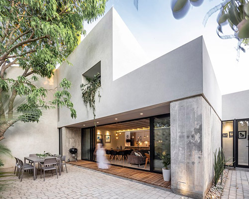 a monolithic concrete block articulates central de proyectos' house PDC in mexico