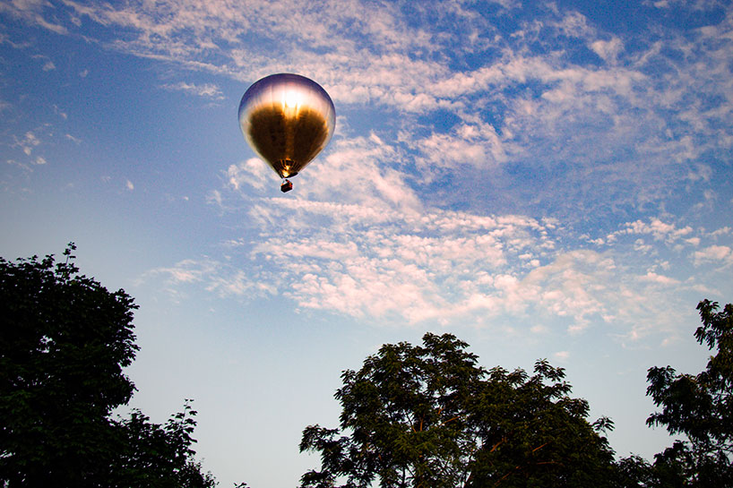 doug aitken sends mirror-surfaced hot air balloon across massachusetts