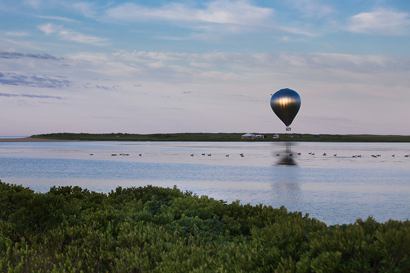 doug aitken sends mirror-surfaced hot air balloon across massachusetts