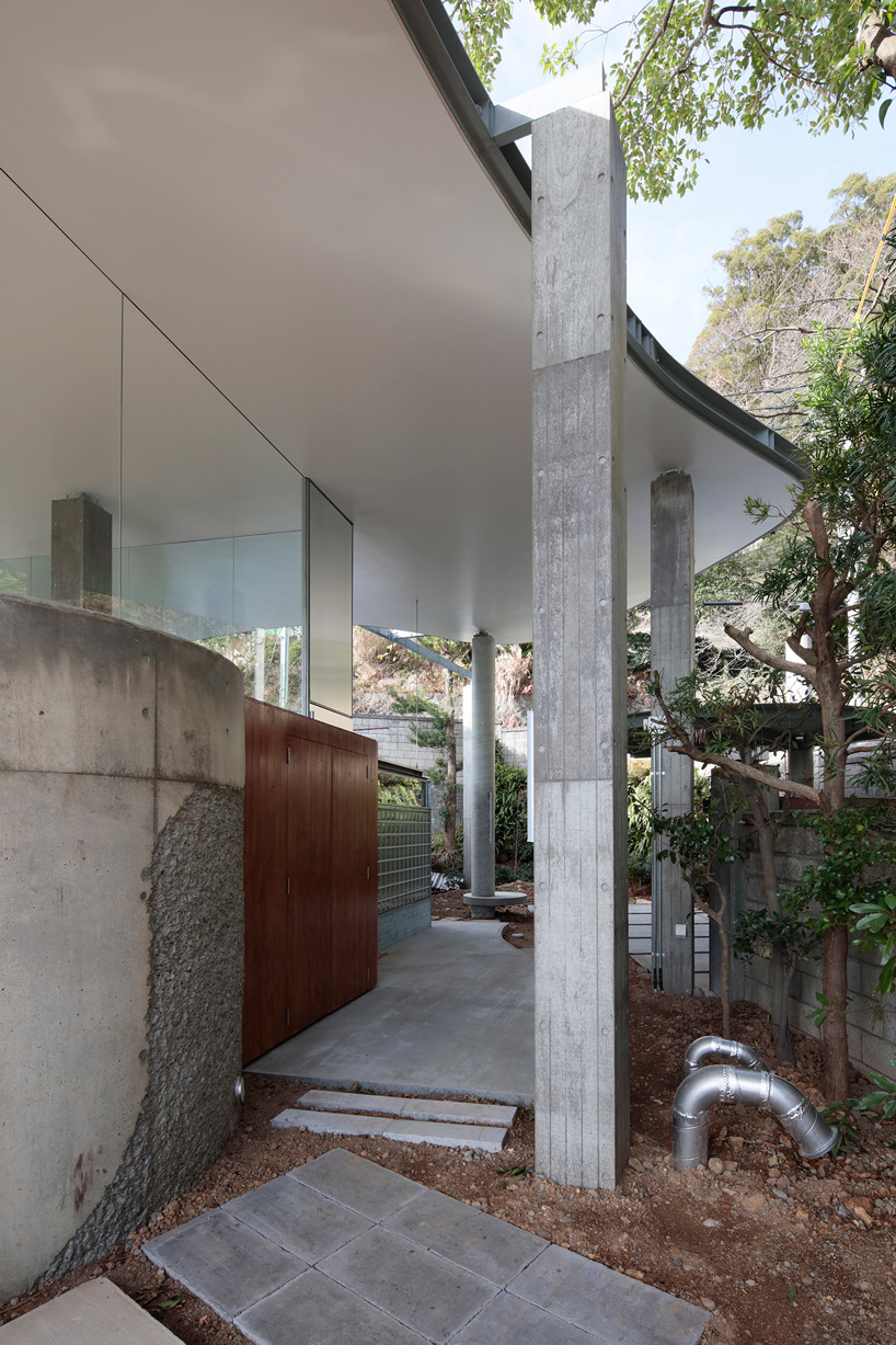 curved roof of japanese house by erika nakagawa rests on grid of ...