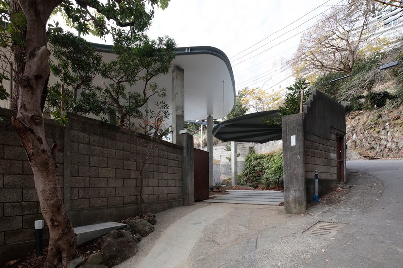 curved roof of japanese house by erika nakagawa rests on grid of ...