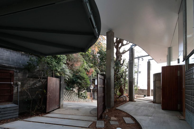 curved roof of japanese house by erika nakagawa rests on grid of ...