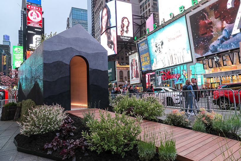 fernando mastrangelo builds tiny house from sand and recycled glass in times square