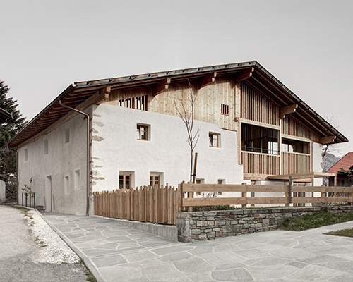 KUP architekten revitalizes traditional tyrolean farmhouse in italy