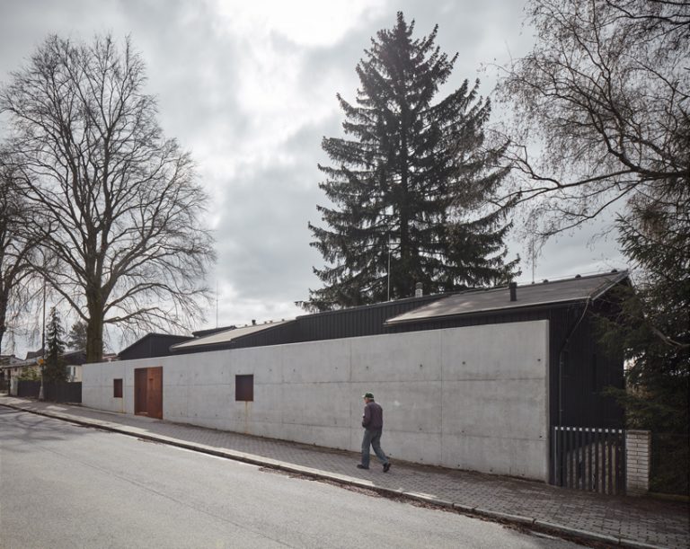 mjölk architects completes its 'house behind a wall' in the czech mountains