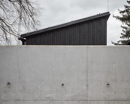 mjölk architects completes its 'house behind a wall' in the czech mountains