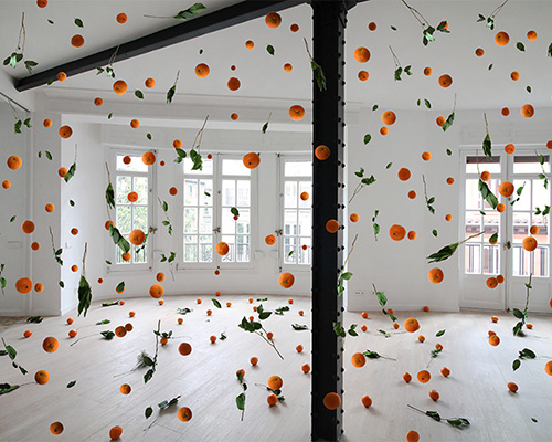 floating oranges flood interiors of apartment in madrid by arquitectura al descubierto