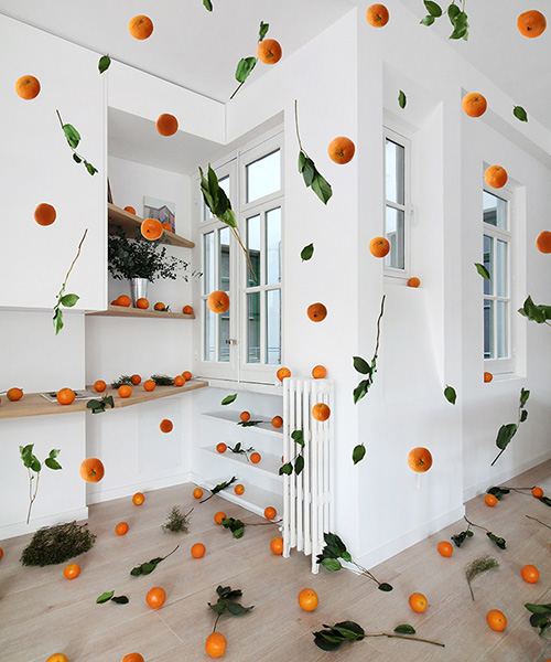 floating oranges flood interiors of apartment in madrid by arquitectura al descubierto