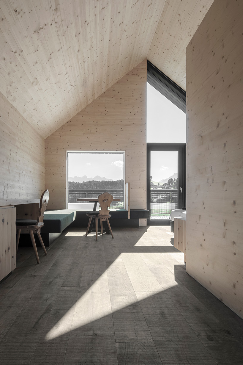 bergmeisterwolf elevates three 'forest houses' at the foot of an italian woodland