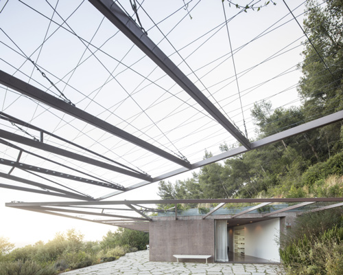 extrastudio embeds 'twin houses' into the terrain of southern portugal