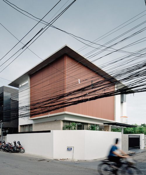 flat12x builds two different houses in one lot for pair of brothers in thailand