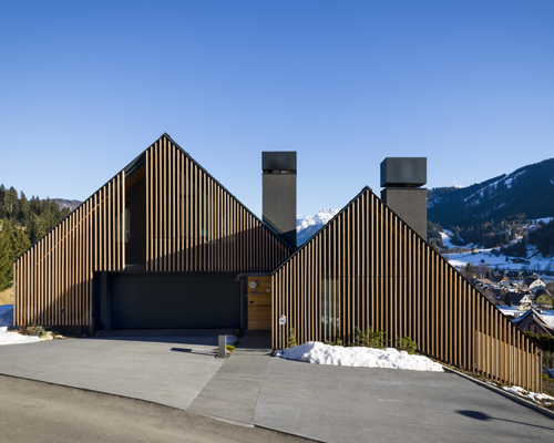 GEZA shapes an alpine holiday home to the contours of italian mountains