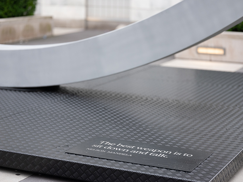 snøhetta sites 'peace bench' outside UN headquarters in new york