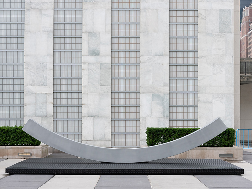 snøhetta sites 'peace bench' outside UN headquarters in new york