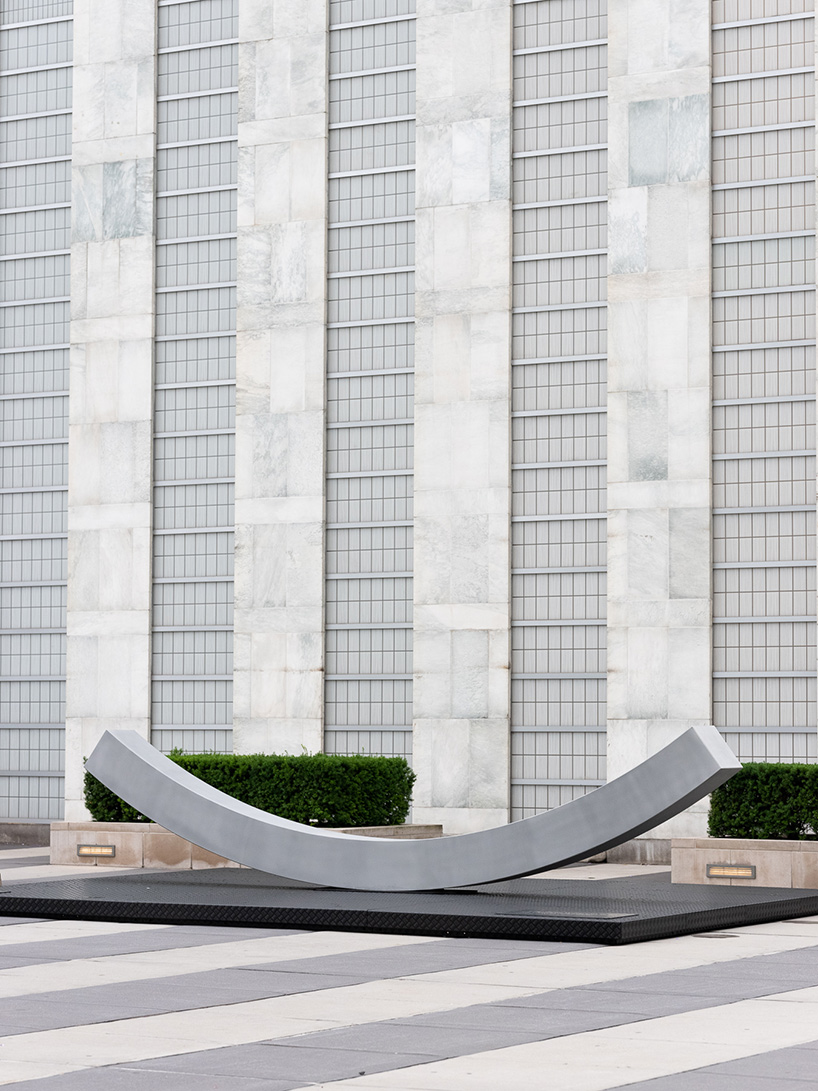 snøhetta sites 'peace bench' outside UN headquarters in new york