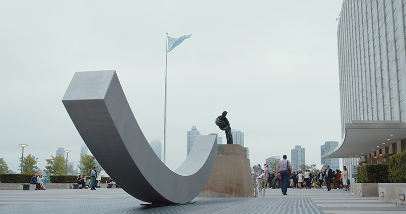 snøhetta sites 'peace bench' outside UN headquarters in new york