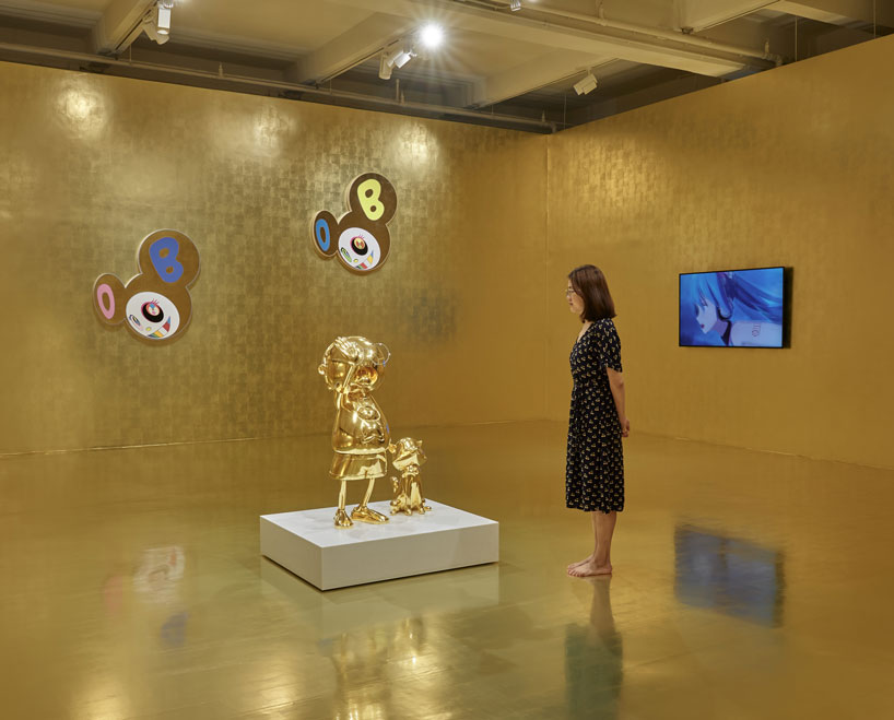 takashi murakami ζωγραφίζει εκθεσιακό χώρο σε χρυσό για show hong kong