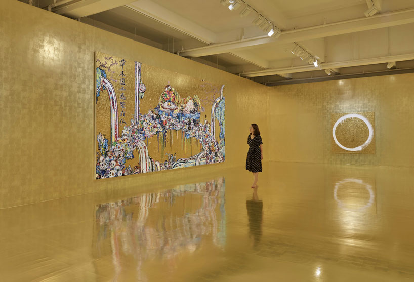 takashi murakami ζωγραφίζει εκθεσιακό χώρο σε χρυσό για show hong kong